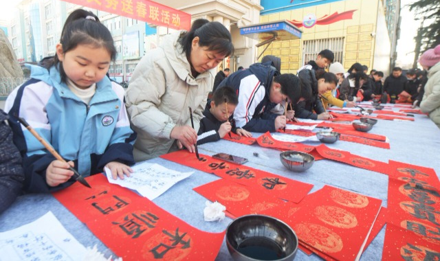 河北石家庄：手写春联送祝福